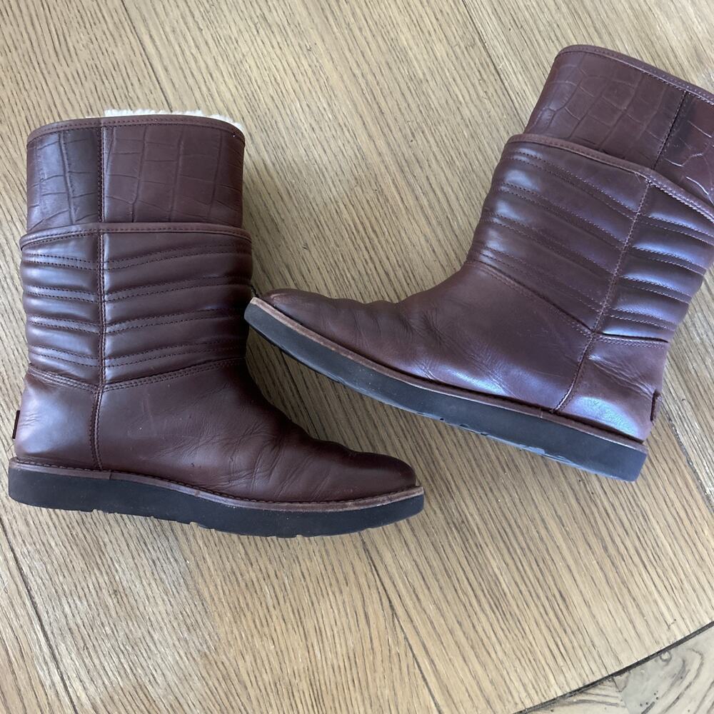 UGG Classic Aviva Crocodile Embossed Brown Leather Winter Short Boots Womens 8 - Picture 2 of 7